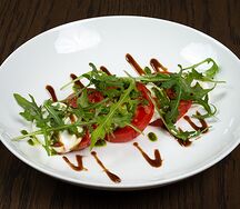 Моцарелла с томатами и соусом Песто