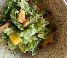 Салат с креветками, манго и бататом