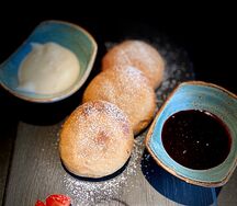 Топленые сырники со сметаной и ягодным кули