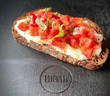 Брускетта с томатами и страчателлой