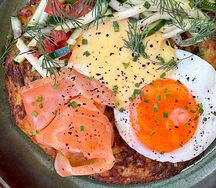 Оладушек с глазуньей и лососем