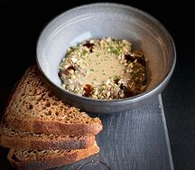 Паштет из куриной печени с ореховым соусом и пивной бриошью