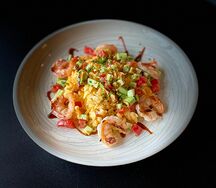 Скрэмбл с креветками на гриле