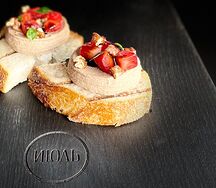 Брускетта с куриным паштетом и клубникой