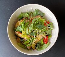 Теплый салат с цыпленком