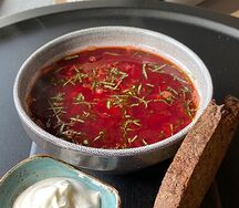 Борщ с томленой говядиной и черносливом