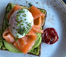 Тост с авокадо, лососем и яйцом пашот