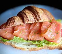 Круассан с лососем
