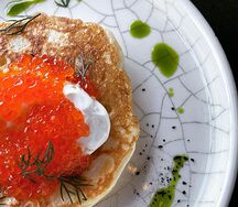 Оладушек с красной икрой