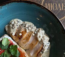 Индейка в соусе форестье с хрустящим баклажаном