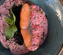 Лосось на подушке из черного риса