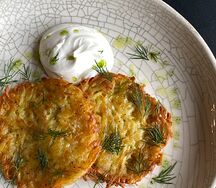 Картофельные драники со сметаной