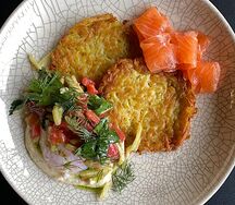 Картофельные драники с лососем