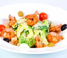 Салат Цезарь с креветками