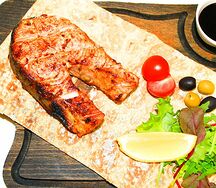 Стейк семги под икорным соусом