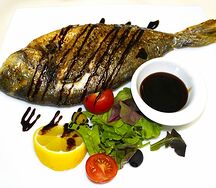 Дорадо на углях с соусом наршараб