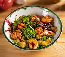 Салат с креветками и жареным ананасом