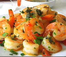 Assiette de crevettes sautées