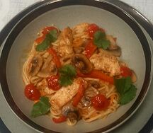 Паста с курицей и овощами в соусе-терияки