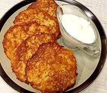 Картофельные драники со сметаной