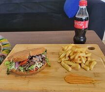 Kebab viande, frite, boisson