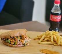 Kebab poulet, frite, boisson