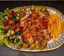 Донер куриный на тарелке