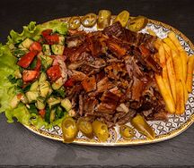 Донер говяжий на тарелке