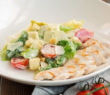 Салат Цезарь с куриным филе