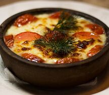 Сулугуни на кеци с помидорами