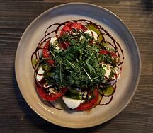 Салат капрезе по-грузински