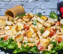 Салат Цезарь с курицей