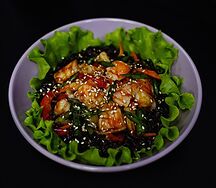 Wok Черный рис с лососем