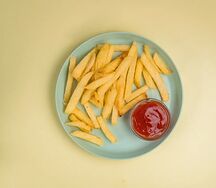 Картофель фри с кетчупом