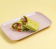 Фреш ролл с курицей и беконом с томатным соусом