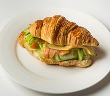 Круассан безлактозный с лососем