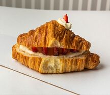 Круассан безлактозный Клубника и крем-чиз