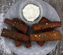 Гренки чесночные с чесночным соусом