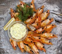 Креветки жареные с чесночным соусом
