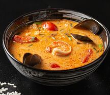 Том ям с морепродуктами