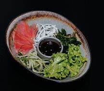 Поке с чукой и тунцом