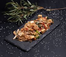 Рисовая лапша с курицей и соусом Хой Син