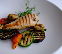Куриная грудка с овощами гриль