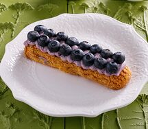 Эклер черничный