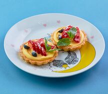 Тарталетки с ягодами и малиновым джемом