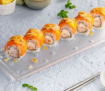 Сливочный ролл с лососем и креветкой в темпуре