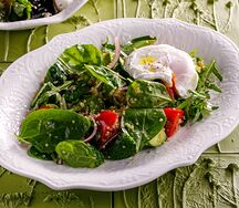 Овощной салат с киноа, авокадо и яйцом пашот