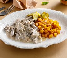 Бефстроганов с жареным картофелем и солеными огурчиками