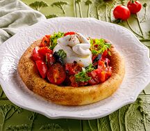 Пряная лепешка с бурратой, печеным перцем и томатами