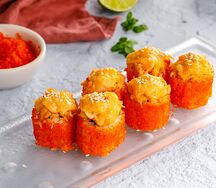 Запеченный ролл с крабом, гребешком и лососем